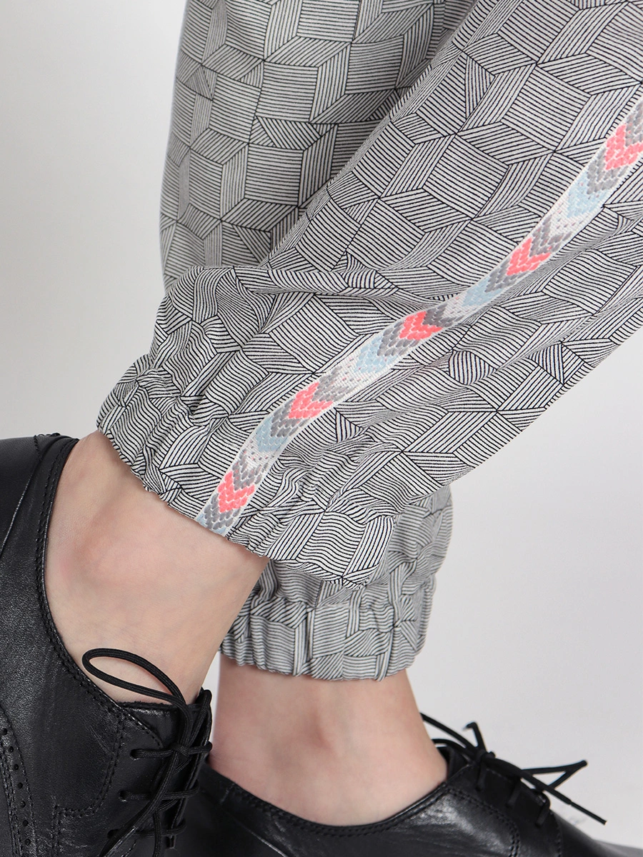 Серые брюки с лампасами